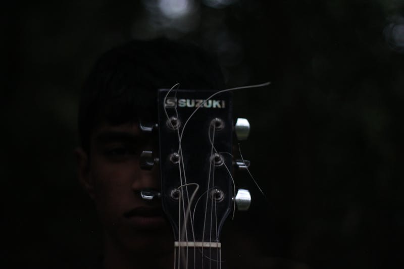 Primer plano de herramientas de peluquería canina sobre una mesa