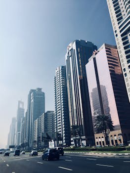 探索迪拜繁华的城市街道，欣赏其引人注目的天际线和标志性的摩天大楼