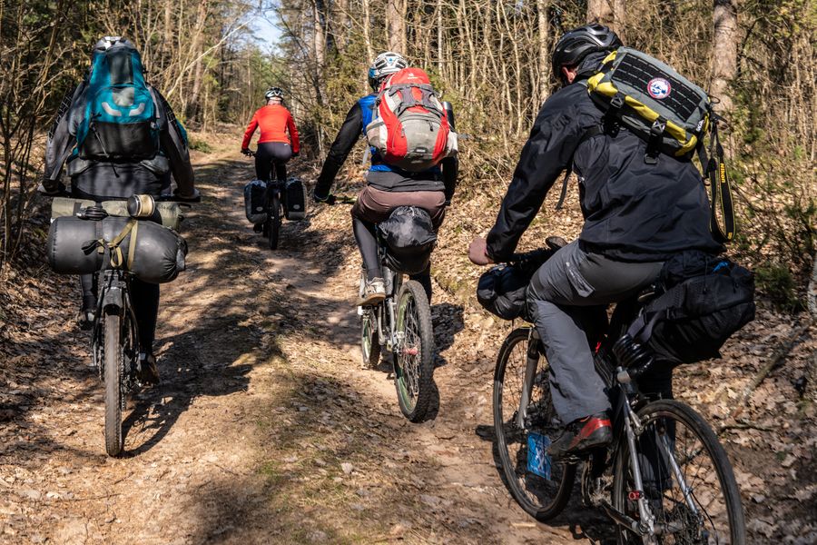 Groupe de vététistes avec leur guide