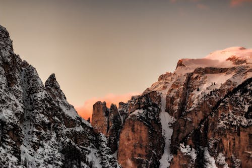 免费 棕色和灰色的冰雪覆盖的山脉 素材图片