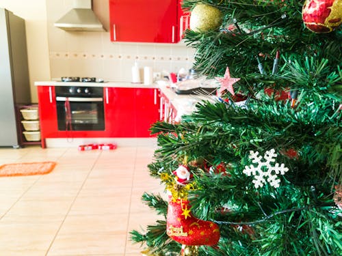 árbol De Navidad Con Adornos Y Luces De Cadena