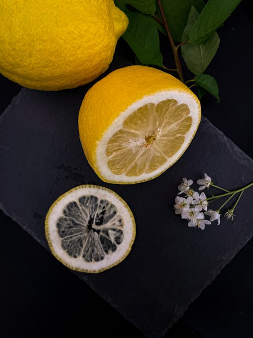 Ücretsiz dikey atış, Limon, limon dilimleri içeren Ücretsiz stok fotoğraf Stok Fotoğraflar