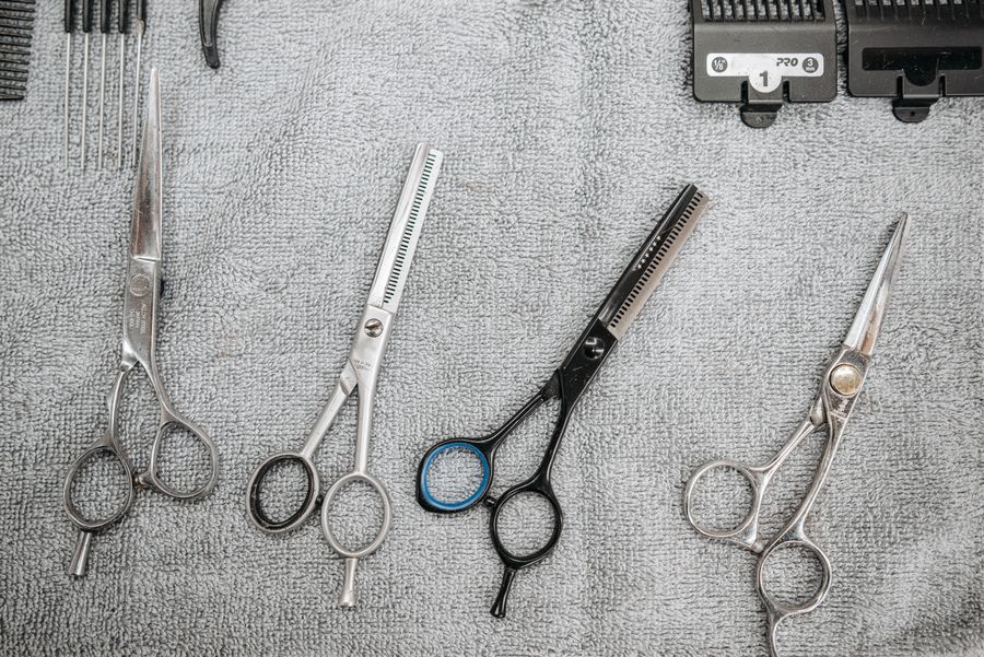 Tijeras de peluquería sobre una toalla