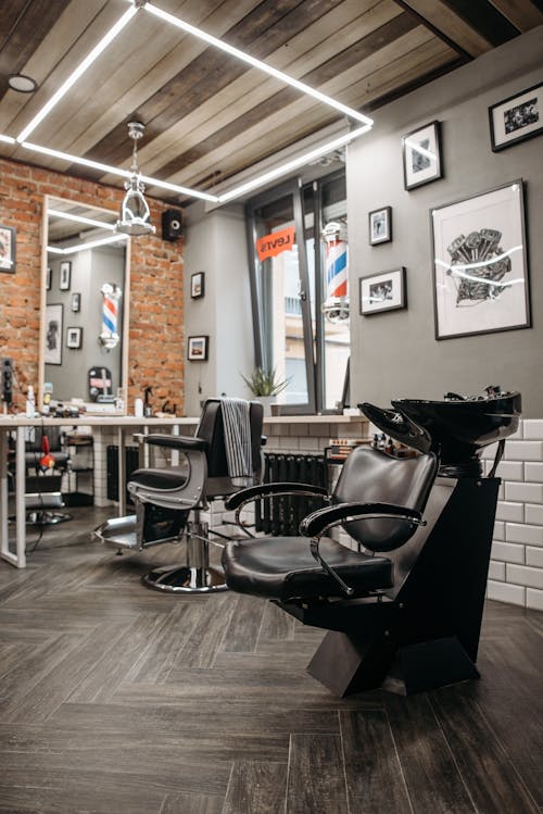 Foto profissional grátis de barbearia, cadeira de barbeiro, cadeira de shampoo