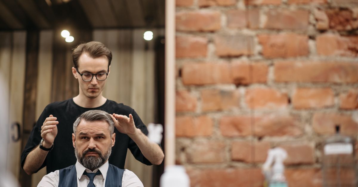 barber menata rambut pria sesuai bentuk wajah dan tekstur rambut