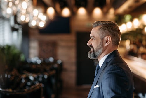 Perfil elegante de empresário barbudo