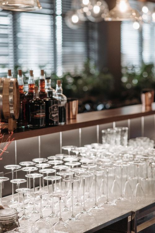 Free A stylish bar counter with rows of glasses and bottles, perfect for upscale dining. Stock Photo