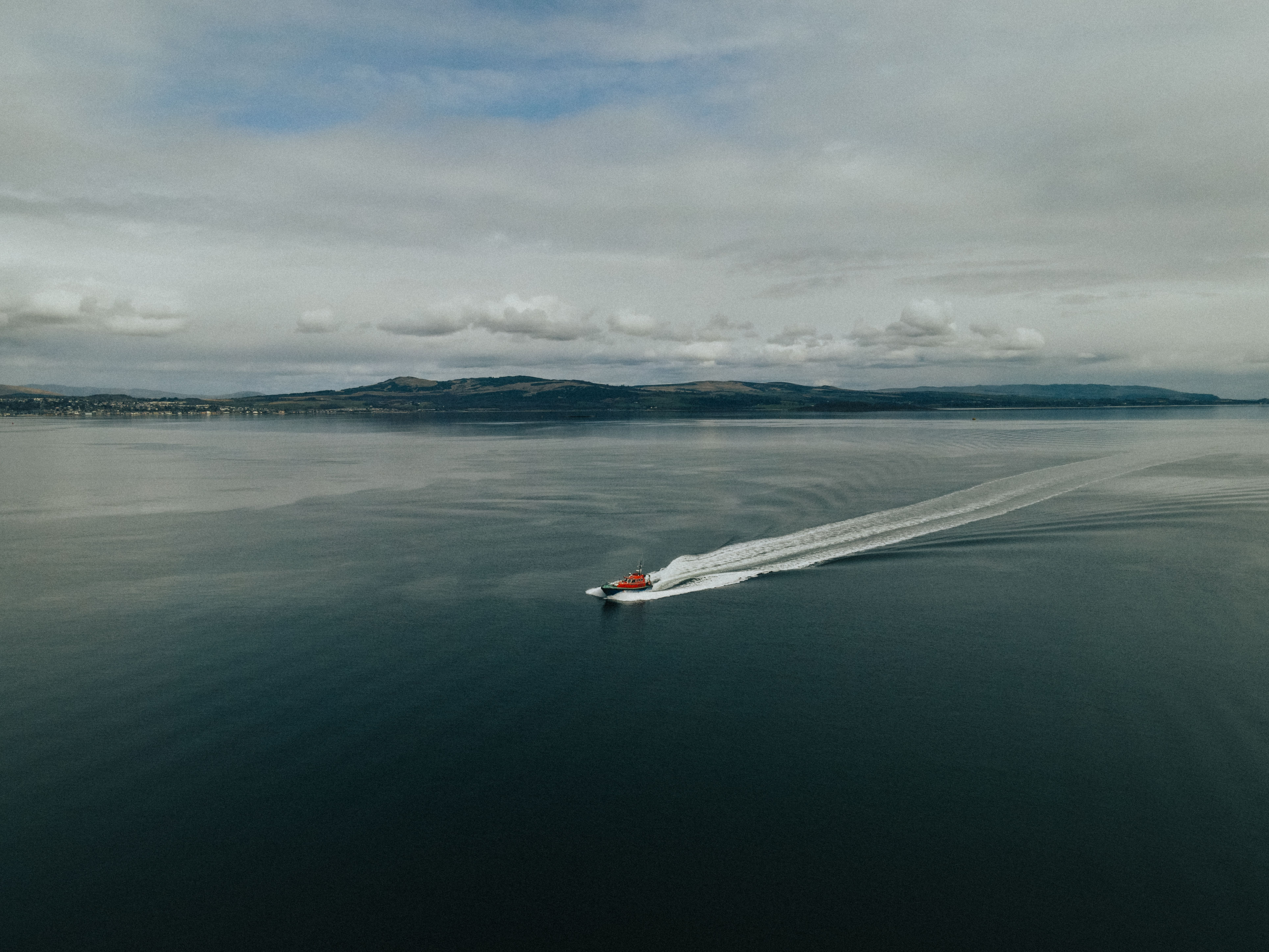 Motorboat on Body of Water · Free Stock Photo