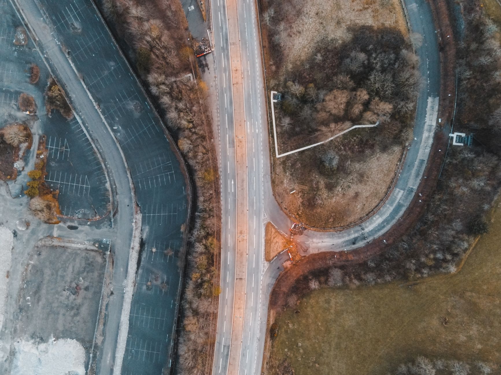 Kuzey İrlanda'da kırsal bir yol kavşağı