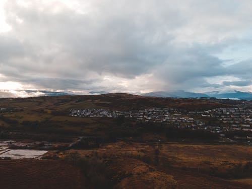 Gratis lagerfoto af bakke, by, landet