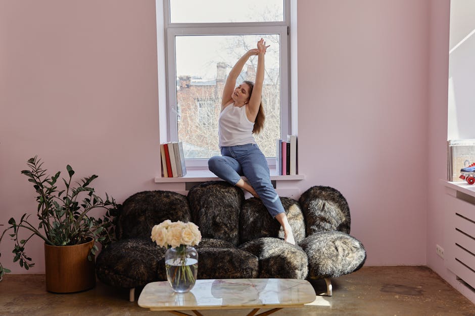 Aufgeräumte Fensterbank im Wohnzimmer mit Tablett, zwei Pflanzen und heller, ruhiger Farbwirkung