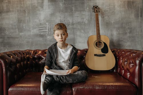 Imagine de stoc gratuită din băiat, canapea de piele, chitară