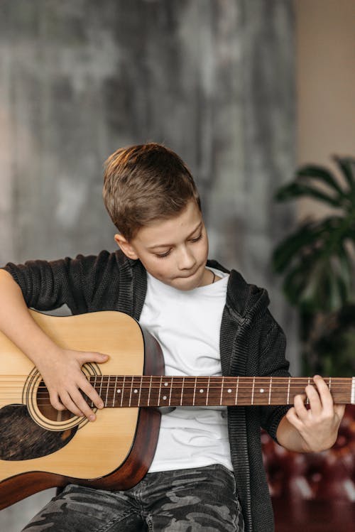 Ücretsiz akustik gitar, beyaz çocuk, çalmak içeren Ücretsiz stok fotoğraf Stok Fotoğraflar