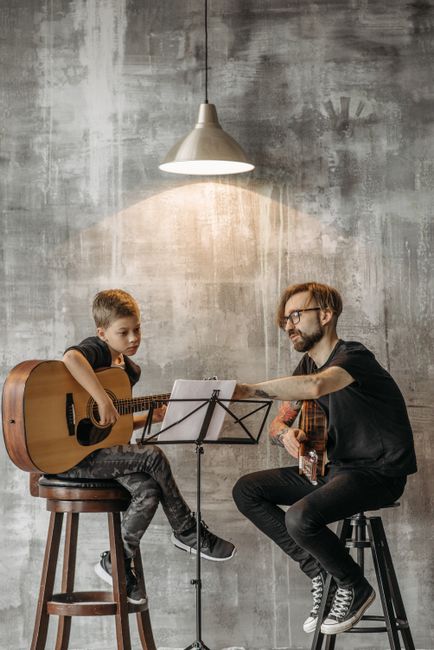 Gitara akustyczna czy elektryczna dla dziecka - co wybrać