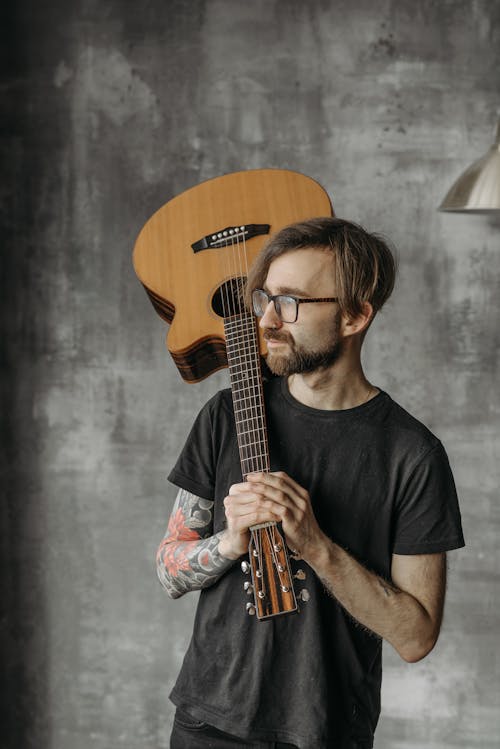 Kostenloses Stock Foto zu akustisch, bärtig, brille