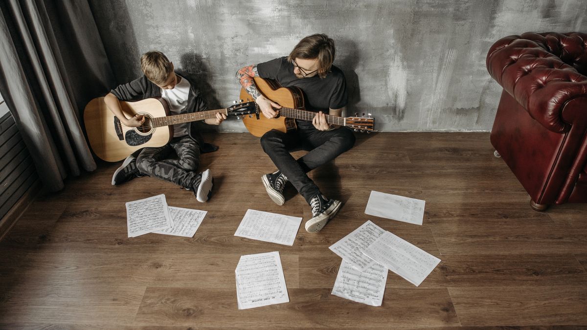Duas pessoas praticando violão juntas, exemplo de aprender uma habilidade nova com prática constante