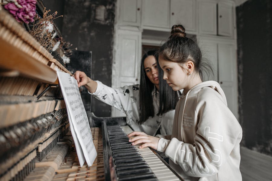 How long should a piano lesson be for beginners?