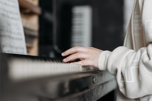 Foto profissional grátis de adulto, aluno, aprendendo a tocar piano