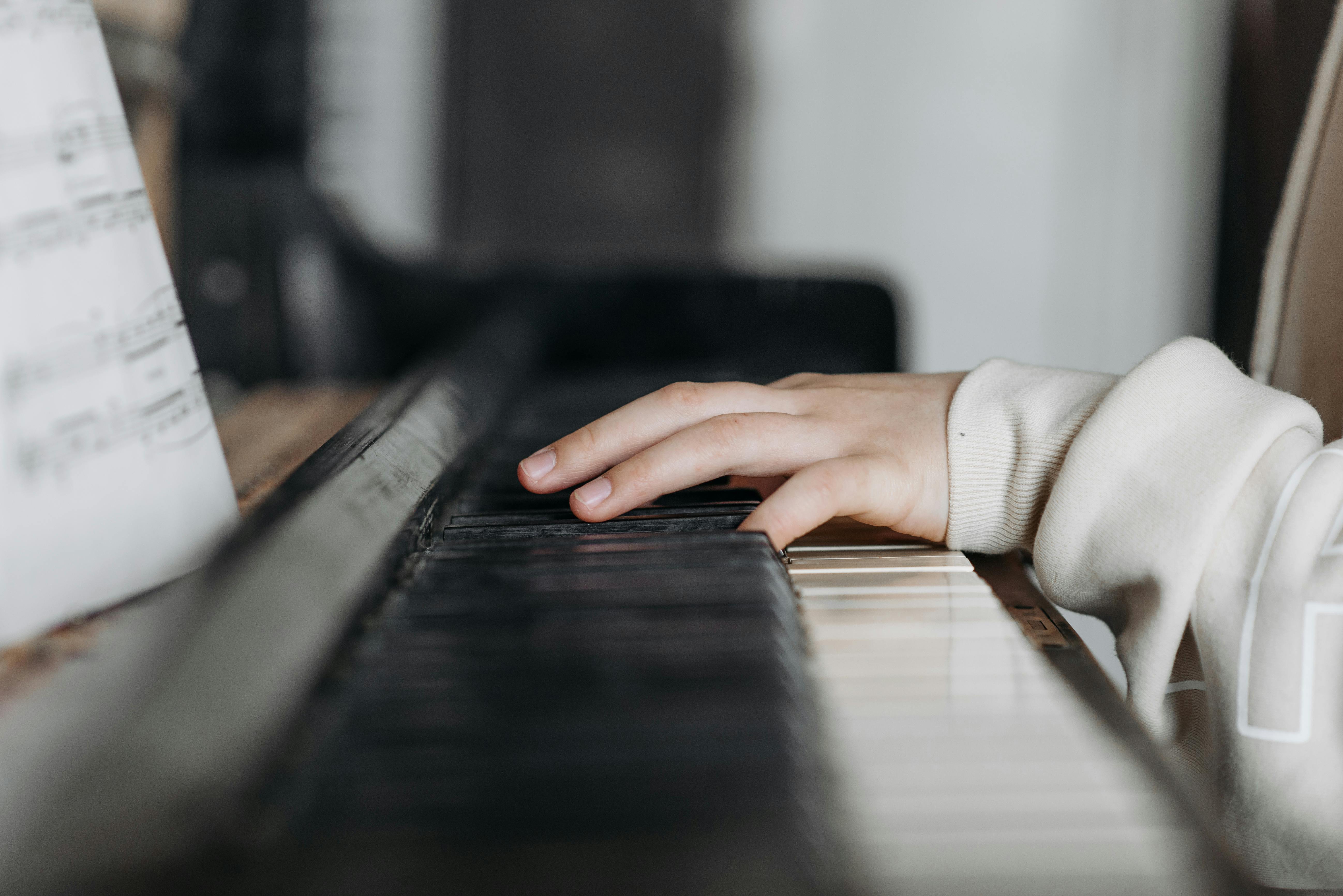 Foto de stock gratuita sobre dedos, teclas del pianoFoto de stock gratuita sobre dedos, teclas del piano  