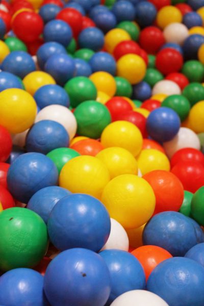 Close-up bola plastik warna-warni