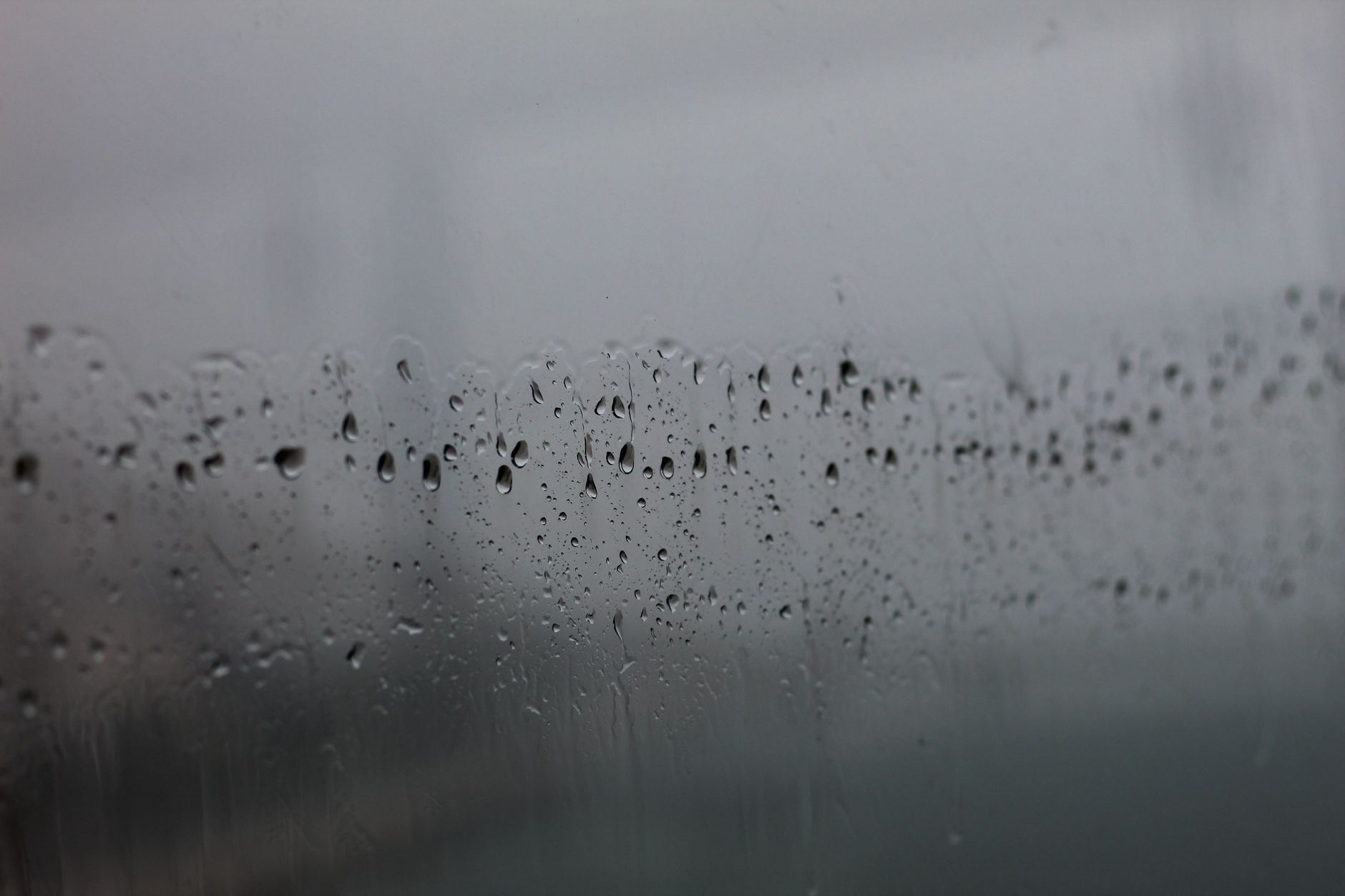 雨の日に結露した窓