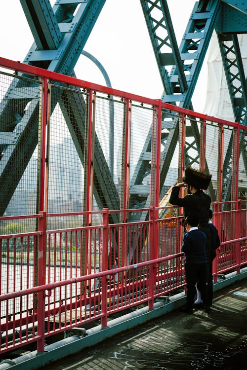 Kostnadsfri bild av bro, människor, metall staket