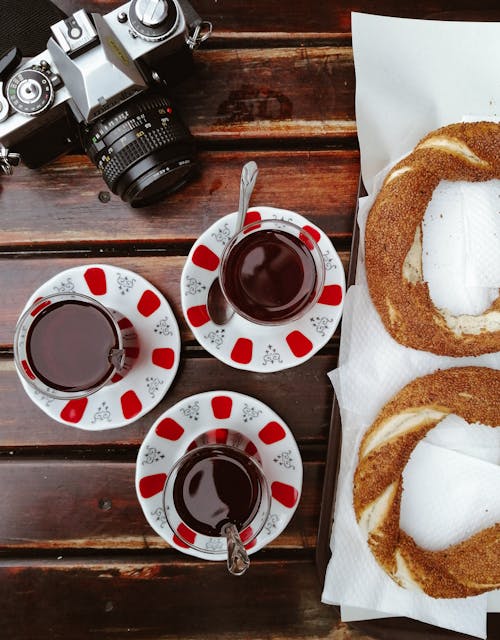 ahşap masa, dikey atış, ekmek içeren Ücretsiz stok fotoğraf