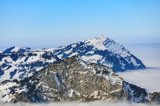 蔚蓝天空下，白雪覆盖的山峰风景非常适合自然和冬季主题