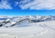在瑞士阿尔卑斯山明亮的蓝天下，白雪皑皑的山脉令人惊叹