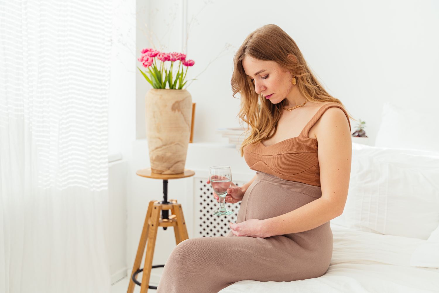 Future maman se reposant dans une chambre lumineuse et paisible
