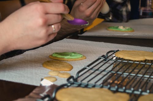 Free stock photo of baking, christmas cookies, cookie decorating