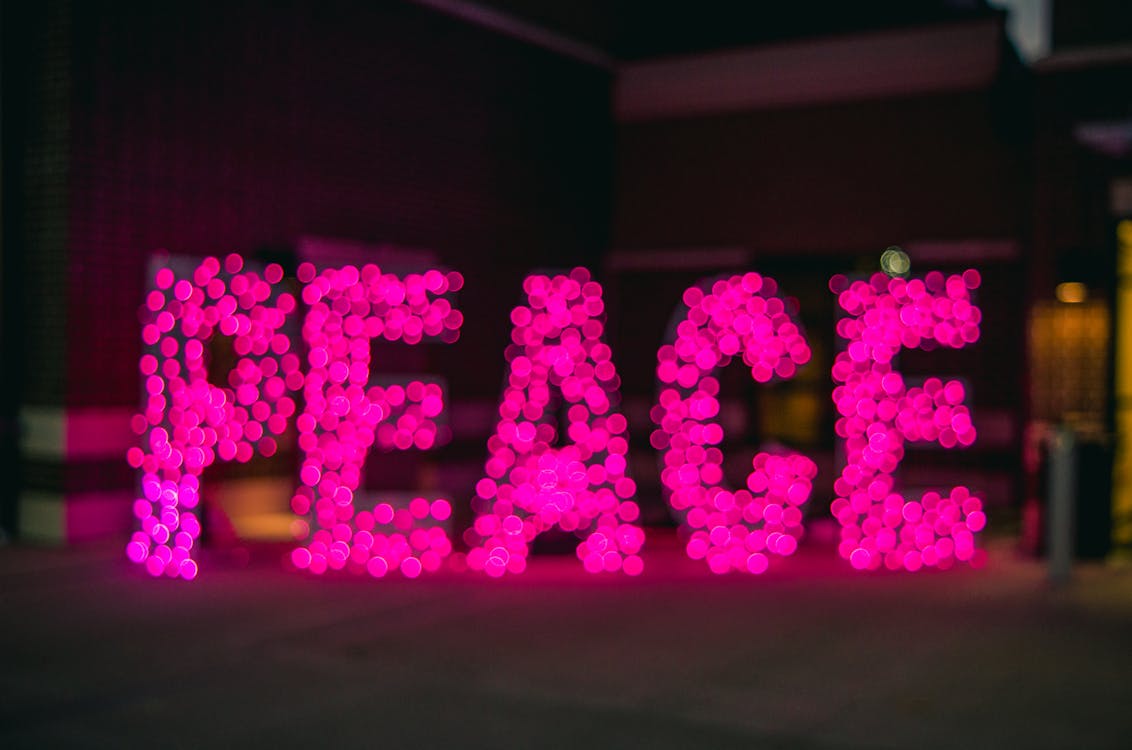 Różowy Znak świetlny Pokoju