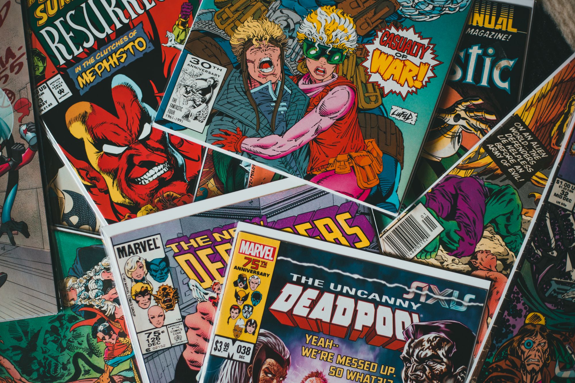 Páginas de cómic antiguas con viñetas ilustradas a color extendidas sobre una superficie