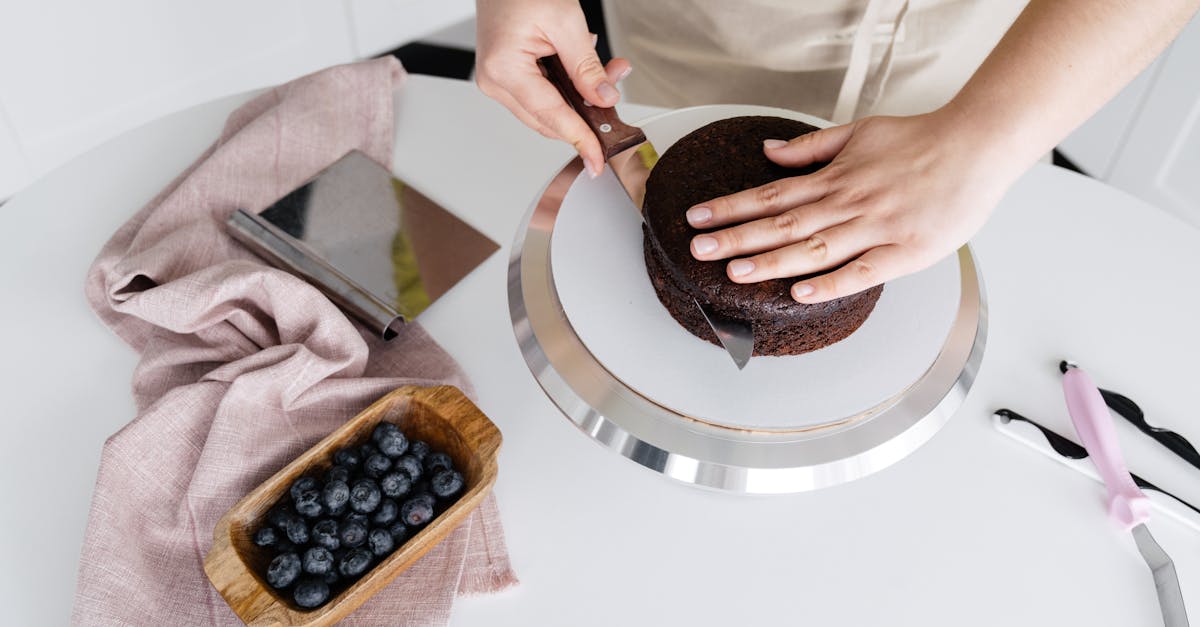 How to cut a round cake in squares