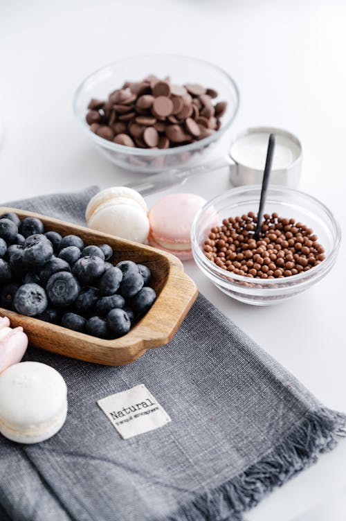 Gratis lagerfoto af blåbær, chokolade chips, franske makroner Lagerfoto