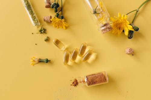 Imagine de stoc gratuită din capsule, eprubete, flori galbene
