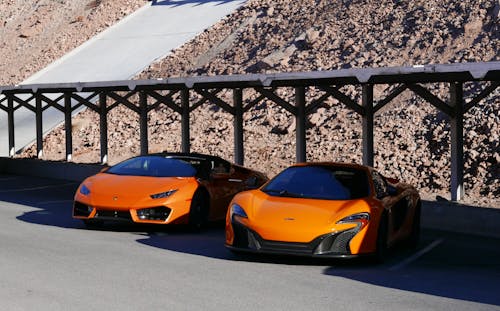 Bezpłatne Fotografia Dwóch Pomarańczowych Samochodów Sportowych Zdjęcie z galerii