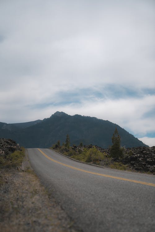 Бесплатное стоковое фото с асфальт, вертикальный выстрел, гора