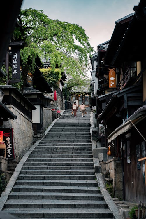 Foto de stock gratuita sobre caminando, casas de madera, corto vertical,  cultura japonesa, durante el día, edificios, escalera, escaleras, estrecho,  gente, japón, japonés, kyoto, pasarela, señalizaciones
