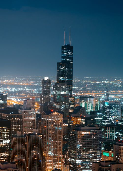 Free A captivating view of Chicago's illuminated skyline featuring the iconic Willis Tower. Stock Photo
