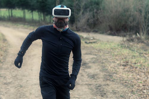 Photos gratuites de branché, casque de réalité virtuelle, chemin en forêt