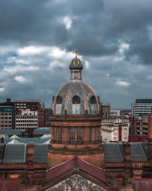 Foto profissional grátis de arranha-céus, céu sombrio, cidade