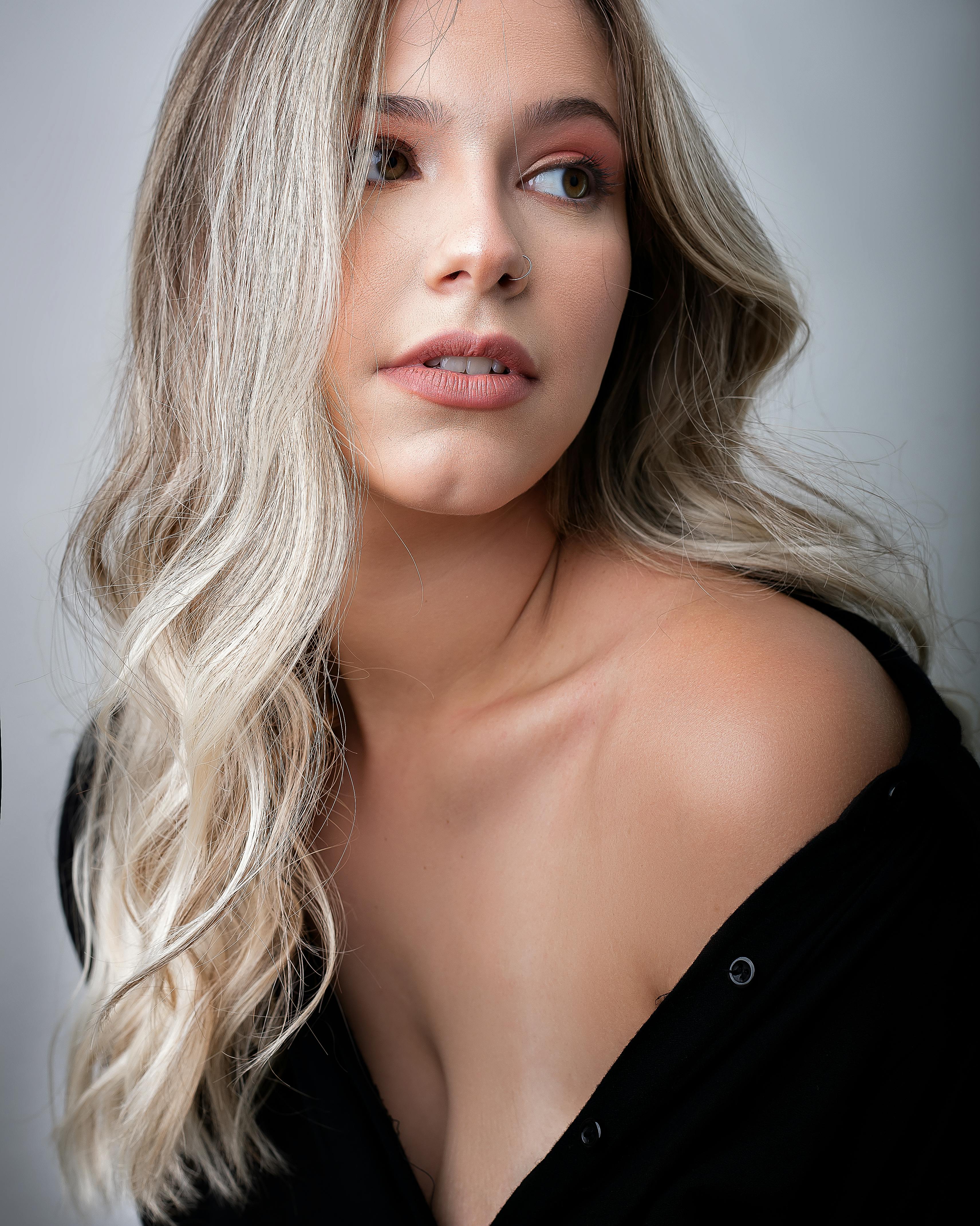 baş, dikey atış, dudaklar içeren Ücretsiz stok fotoğraf