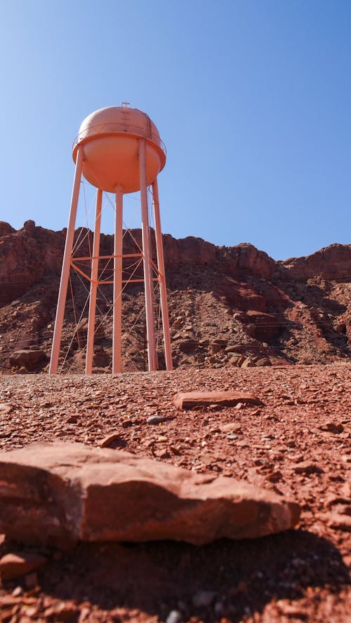 Fotos de stock gratuitas de arena, cielo azul claro, depósito de agua