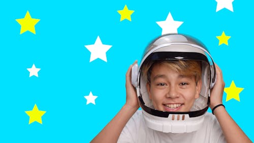 Бесплатное стоковое фото с copy space, азиатский мальчик, голубой фон