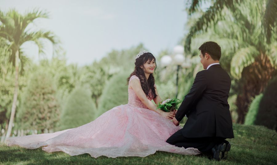 Pareja sentada en el césped disfrutando del entorno