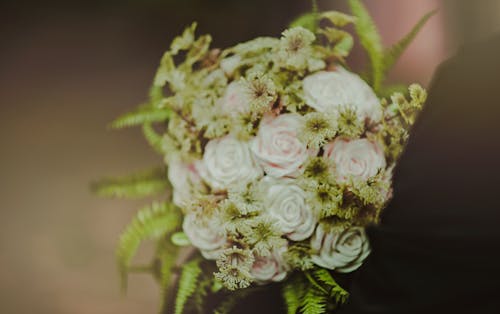 白とピンクのバラの花の花束