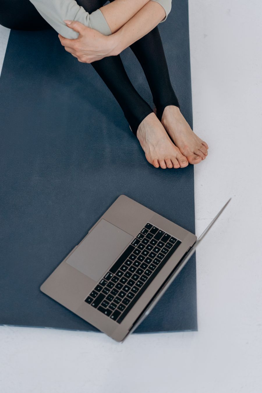 Yogamatte og bærbar PC sett ovenfra