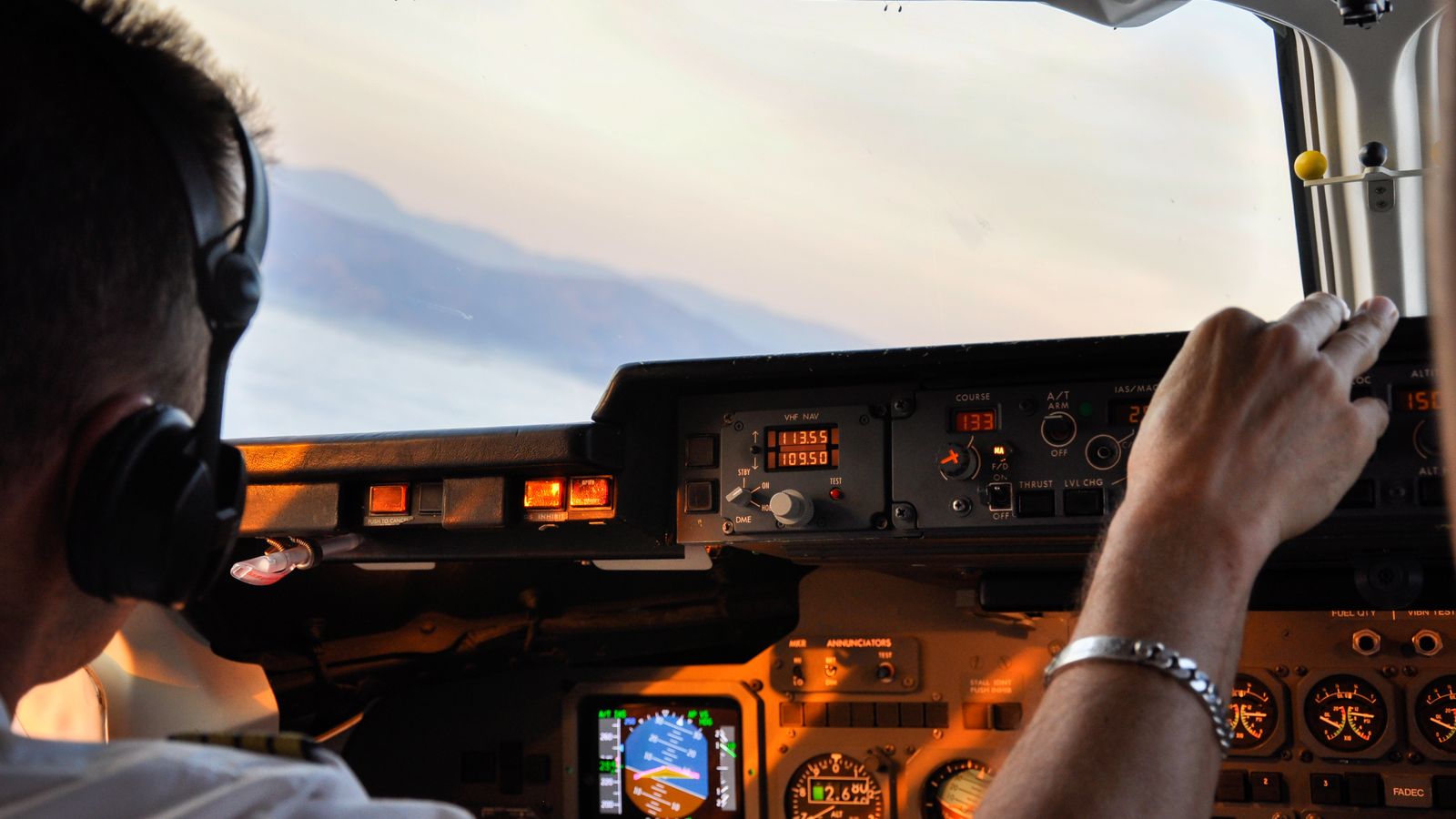 Experience the pilot's perspective in a commercial airplane cockpit above Geneva.