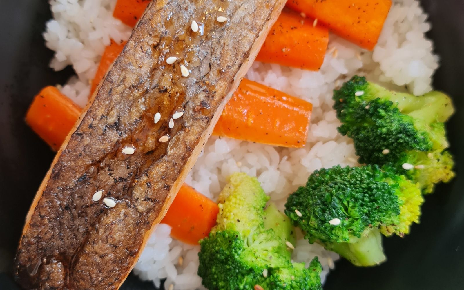 Foto de Salmão grelhado com arroz de brócolis